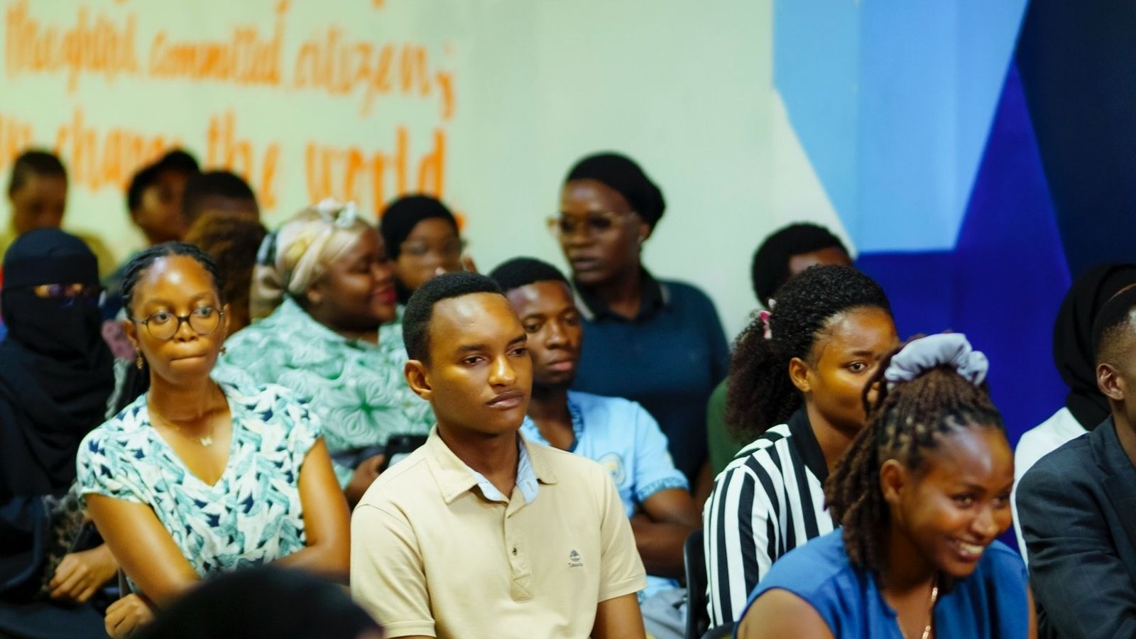Wanafunzi wa Kings Capital wakifuatilia session ya mafunzo darasani