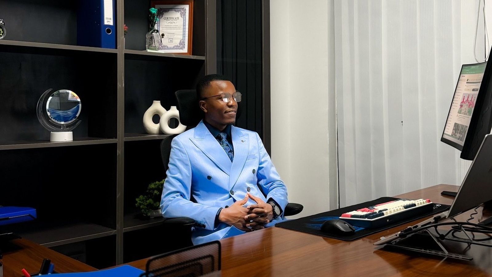 Sir Samwel kwenye trading desk ya Kings Capital yenye screens za soko
