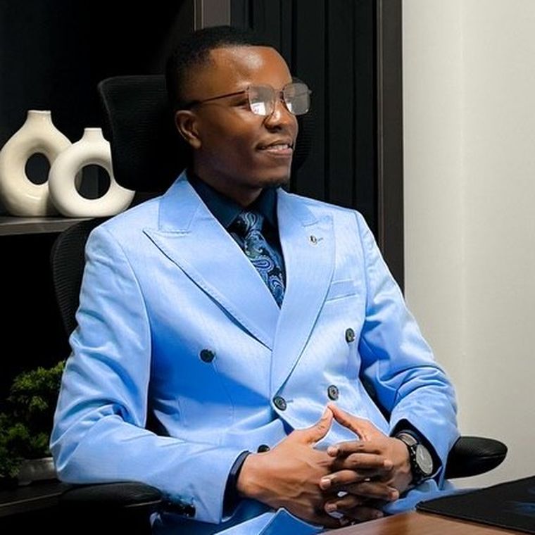 Sir Samwel, Founder wa Kings Capital Tanzania, ofisini kwake
