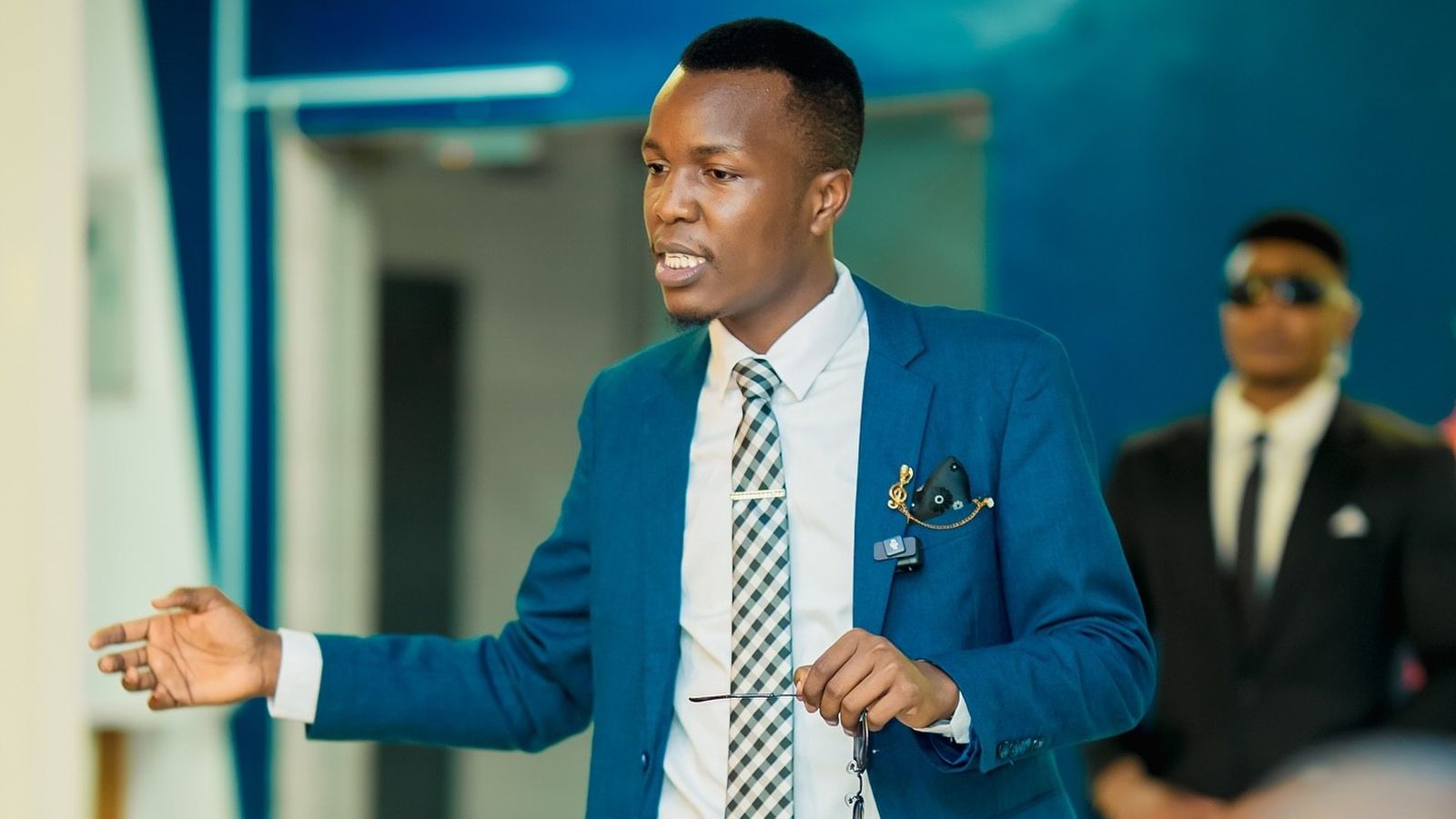 Mentor akifundisha soko hatua kwa hatua mbele ya darasa